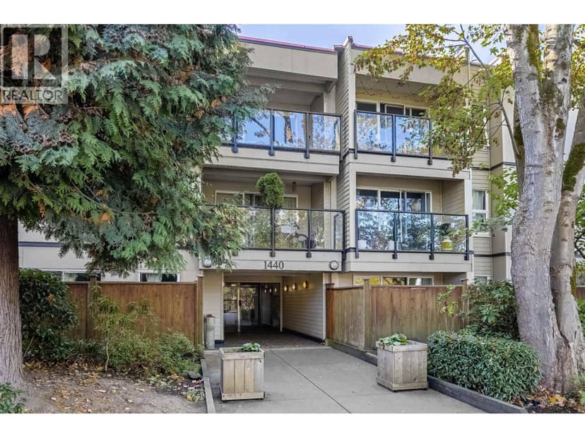 211 1440 E Broadway, Vancouver
