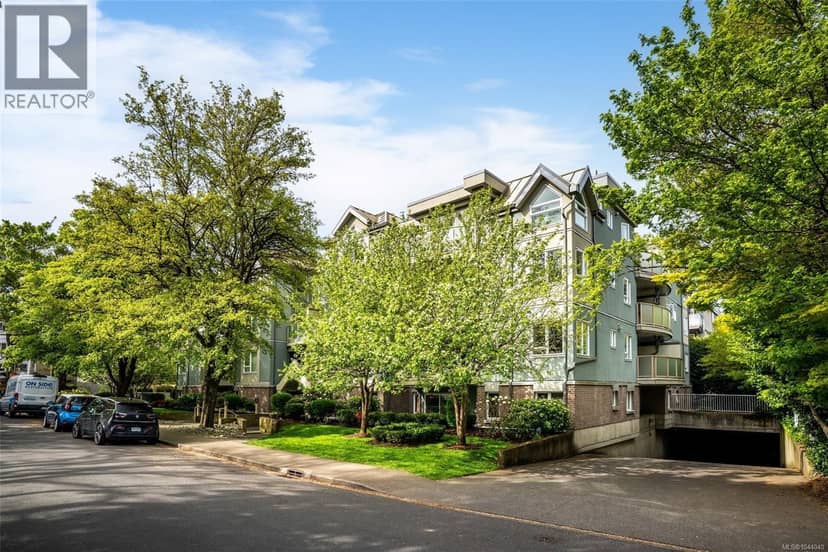 202 2710 Grosvenor Rd, Victoria