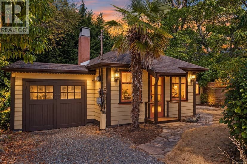 1030 Falmouth Rd, Saanich
