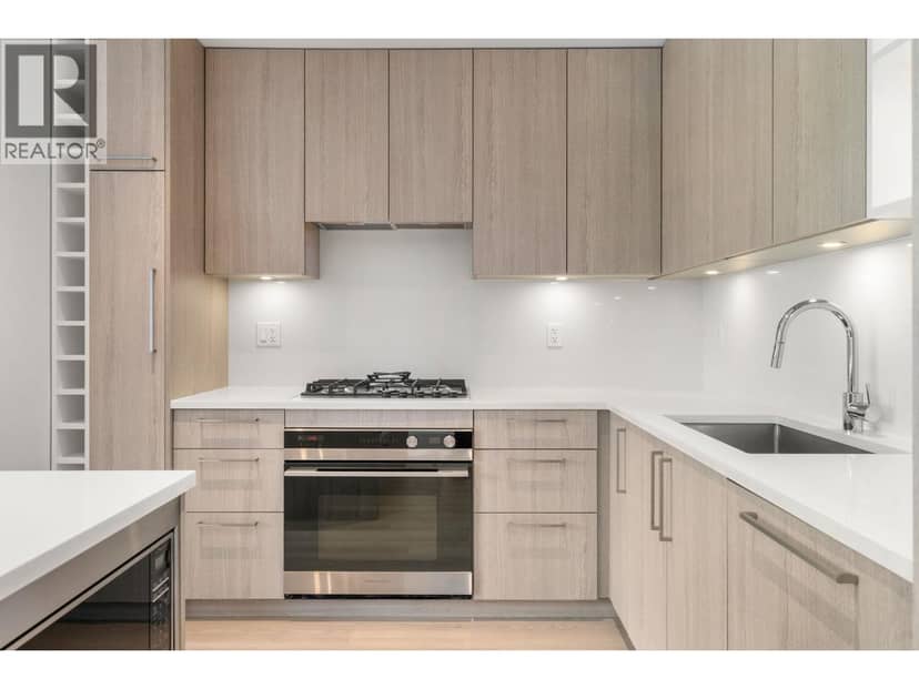 115 747 E 3rd Street, North Vancouver