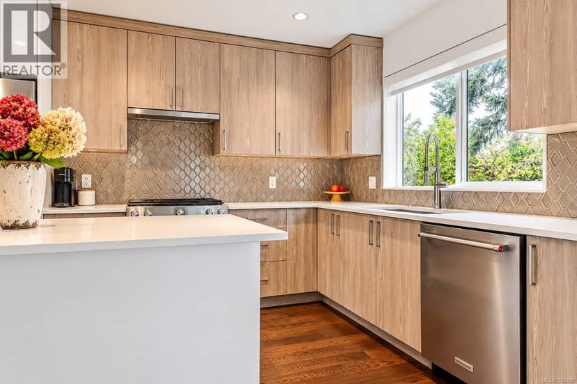 7 1032 Cloverdale Ave, Saanich
