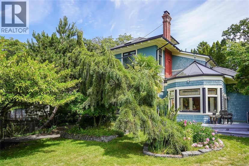 1377 Rockland Ave, Victoria