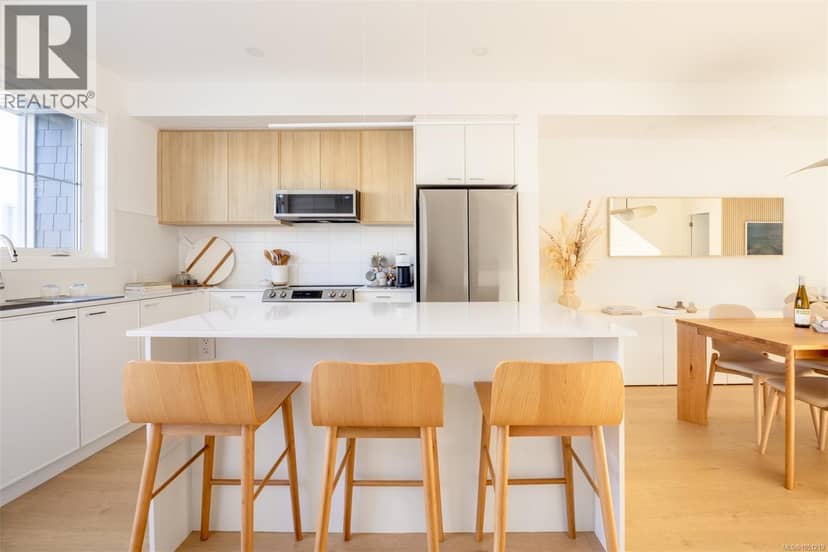 TH9 3450 Whittier Ave, Saanich