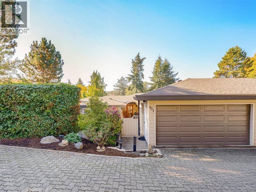 901 2829 Arbutus Rd, Saanich