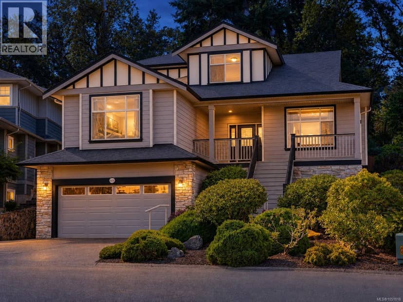809 Rogers Way, Saanich