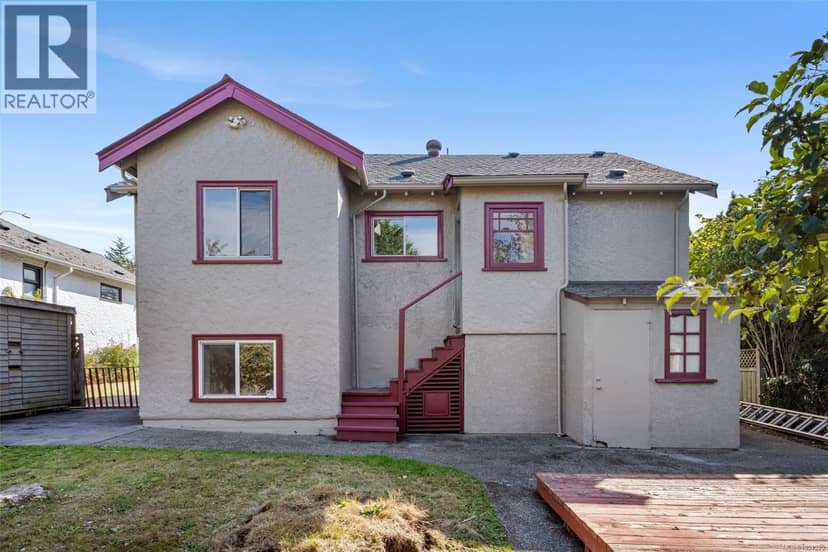 978 Lovat Ave, Saanich