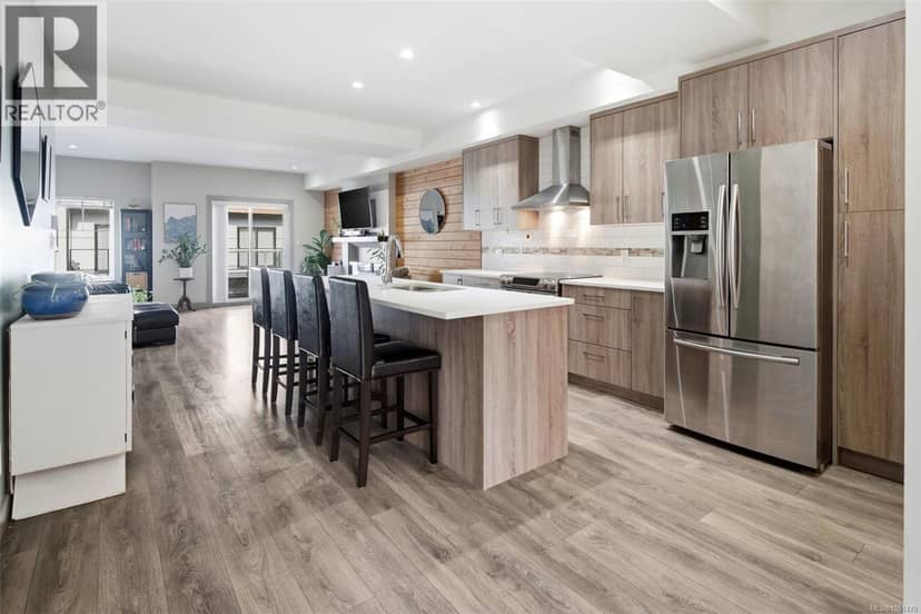 103 687 Strandlund Ave, Langford