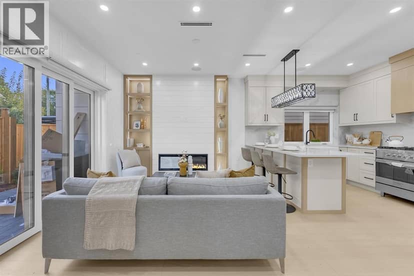 2 2888 E 6th Avenue, Vancouver