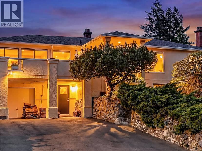 916 Claremont Ave, Saanich