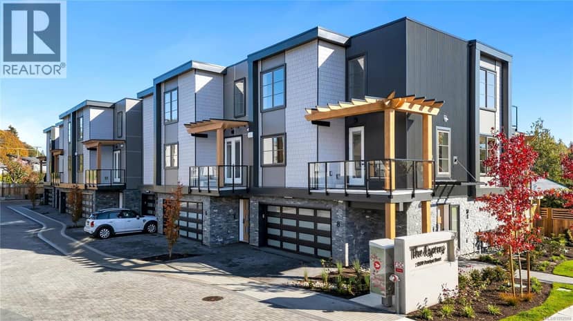 11 2590 Penrhyn St, Saanich