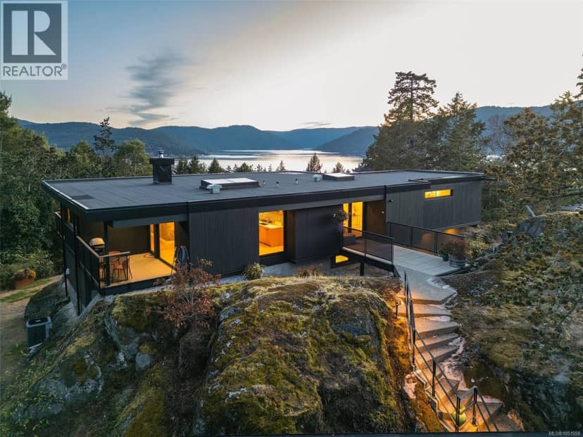 8074 McPhail Rd, Central Saanich