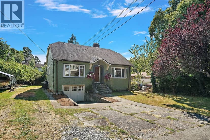 81 Logan Ave, Saanich