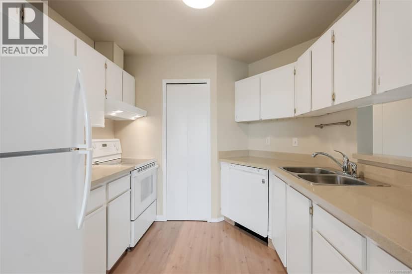 201 4030 Quadra St, Saanich