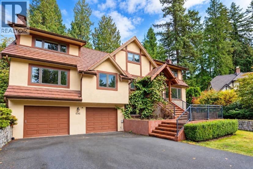 696 Wellington Place, North Vancouver