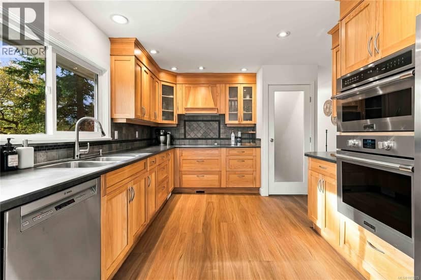 1025 Greenridge Cres, Saanich