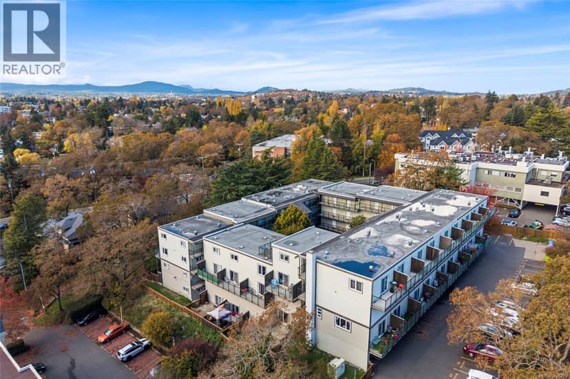 211 991 Cloverdale Ave, Saanich